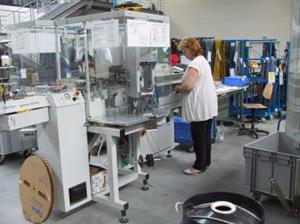 Výroba kabelových svazků pro automobilní průmysl v kopřivnickém závodě Erich Jaeger už běží na plné obrátky a v budoucnu se má rozšiřovat. <br/>                                             
FOTO: DAVID MACHÁČEK