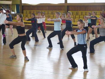 Specifický, silovější druh aerobiku si v hale ZŠ Emila Zátopka vyzkoušelo pětašedesát zájemkyň. <br/>
FOTO: DAVID MACHÁČEK