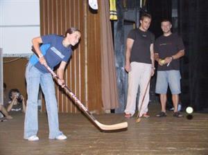 Pod dohledem hokejových profesionálů si střelbu na branku vyzkoušeli také místní školáci. Setkání s reprezentanty Kubinou a Varaďou (v pozadí) mělo úspěch. <br/>                          
FOTO: DAVID MACHÁČEK