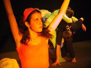 Jedním z hostů dalšího Divadlení v domě dětí a mládeže byl také soubor scénického tance Iluze a jejich představení Vztahy, vztahy, vztahy.<br/>
FOTO: DAVID MACHÁČEK