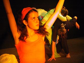 Jedním z hostů dalšího Divadlení v domě dětí a mládeže byl také soubor scénického tance Iluze a jejich představení Vztahy, vztahy, vztahy.<br/>
FOTO: DAVID MACHÁČEK