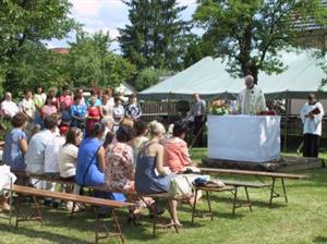 Mše pod širým nebem jsou v rámci poutě v Sýkorci hodně vyhledávané. Po jejím skončení následuje volná zábava.<br/>
FOTO: DANA HOĎÁKOVÁ