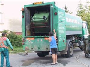 Kontejnery v Kopřivnici prošly minulý týden očistou ve speciálním voze, kde byly vyplachovány desinfekčním roztokem.<br/><br/>                                                                                         
FOTO: DAVID MACHÁČEK