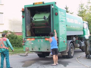 Kontejnery v Kopřivnici prošly minulý týden očistou ve speciálním voze, kde byly vyplachovány desinfekčním roztokem.<br/><br/>                                                                                         
FOTO: DAVID MACHÁČEK