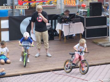 Loňským Štramberským pomerančem se na štramberskou scénu uvedl organizátor mnoha programů, firma Šmíra-Print. Druhý ročník je plánován na sobotu.<br/><br/>                              
FOTO: DAVID MACHÁČEK