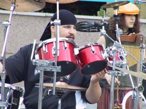 Zakladatel, vůdčí osobnost, ale také bavič bubenického souboru Ivo Batoušek hraje na kopřivnickém koncertu.<br/><br/>
FOTO: DAVID MACHÁČEK