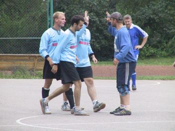 Hráči Lokomotivy Gangsters se radují z triumfu ve finálovém zápase turnaje O putovní pohár starosty města, v němž vyhráli nad týmem MÚ Štramberk.<br/><br/>                                      
FOTO: DAVID MACHÁČEK