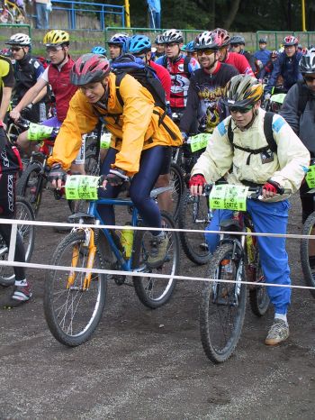 Rekordních 561 bikerů se vydalo na letošní maraton horských kol - Kopřivnický Drtič. Ti nejrychlejší urazili trať dlouhou 115 kilometrů za necelých sedm hodin.<br/><br/>                        
FOTO: DAVID MACHÁČEK