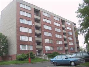 Tento šestipodlažní dům na ulici Pod Zahradami je jedním ze tří, který bude město prodávat na základě projeveného zájmu ze strany současných nájemníků.<br/>
FOTO: DAVID MACHÁČEK