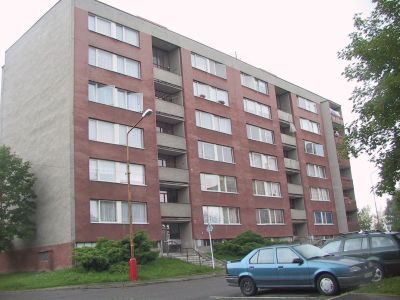 Tento šestipodlažní dům na ulici Pod Zahradami je jedním ze tří, který bude město prodávat na základě projeveného zájmu ze strany současných nájemníků.<br/>
FOTO: DAVID MACHÁČEK