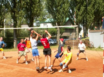 Na čtyřech kurtech bojovalo třiadvacet volejbalových mužstev ze tří zemí. Vítězové v obou kategoriích obdrželi poháry a věcné ceny.<br/>
FOTO: DANA HOĎÁKOVÁ