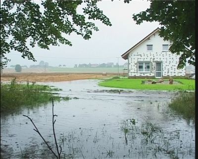 Drobné zátopy se v minulém týdnu nevyhnuly ani zdejším. U břehů Lubiny ohrožovala  majetek lidí především voda stékající z okolních polí.<br/>
FOTO: MIROSLAV HOFFMAN