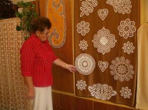 Předsedkyně městského klubu důchodců Josefa Tománková předvádí háčkované dečky svých kolegyň u příležitosti tradiční výstavy.<br/><br/>
FOTO: ILONA HOFFMANNOVÁ