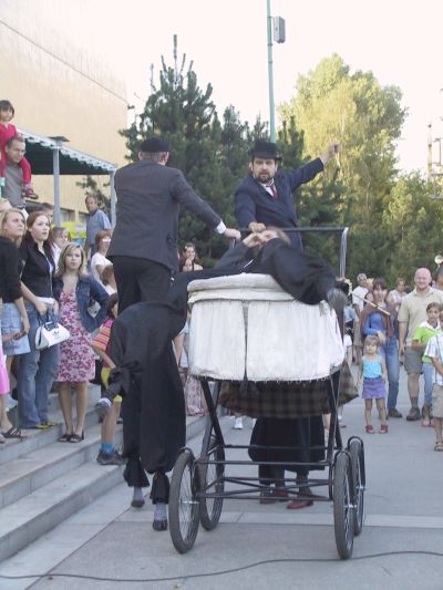 Černá rodinka divadla Kvelb bavila diváky letošního Bartolomějského večera. Ten v předvečer pouti přilákal řadu lidí.<br/><br/>
FOTO: DANA HOĎÁKOVÁ