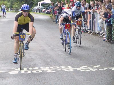 O prvenství v letošním ročníku cyklistického vytrvalostního závodu Lichnov 24 hodin se bojovalo ve spurtu na cílové pásce.<br/><br/>
FOTO: DAVID MACHÁČEK