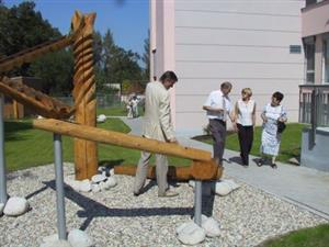 Artefakt symbolizující vodu je součástí nově otevřené, zrekonstruované Zahrady Zdeňka Buriana v Dětském centru.<br/>      
FOTO: ILONA HOFFMANNOVÁ