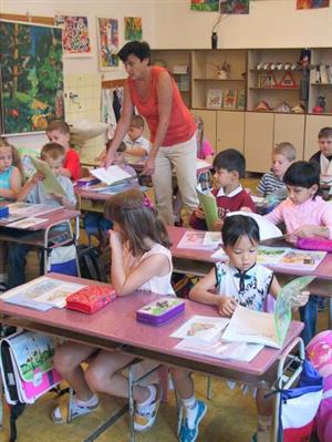 Prázdniny skončily, školy se zaplnily dětmi. Nejvíce nových zážitků si domů přinášejí prvňáčci. Změny ale čekají i starší školáky, šesťákům se třeba prodlužuje vyučování.<br/>        
FOTO: DAVID MACHÁČEK
