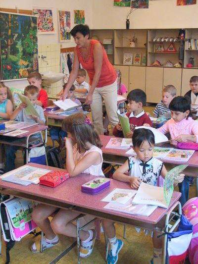 Prázdniny skončily, školy se zaplnily dětmi. Nejvíce nových zážitků si domů přinášejí prvňáčci. Změny ale čekají i starší školáky, šesťákům se třeba prodlužuje vyučování.<br/>        
FOTO: DAVID MACHÁČEK
