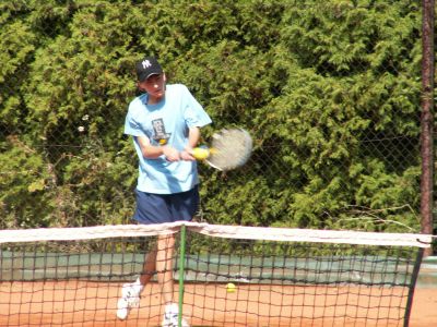 Malá konkurence na kurtech pomohla domácím tenistům k lepším umístěním. Nasazená jednička Martin Palider (na snímku) triumfoval v turnaji starších žáků.<br/>                                 FOTO: PETR MAREČEK