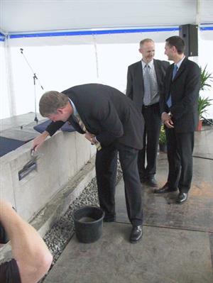 Ředitel produkce Bang&Olufsen John Bennett symbolicky zabetonoval hliníkový váleček s dokumenty do základů nové výrobní haly v průmyslové zóně.<br/>                                          
FOTO: DAVID MACHÁČEK
