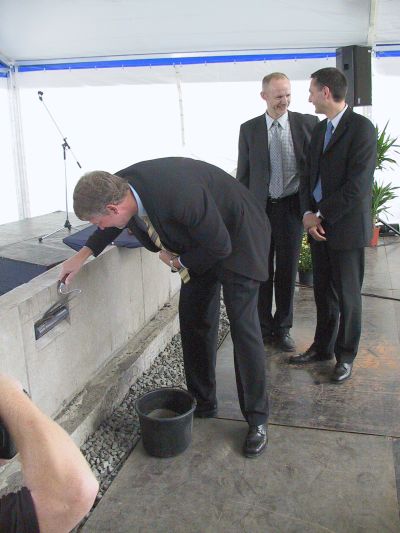 Ředitel produkce Bang&Olufsen John Bennett symbolicky zabetonoval hliníkový váleček s dokumenty do základů nové výrobní haly v průmyslové zóně.<br/>                                          
FOTO: DAVID MACHÁČEK

