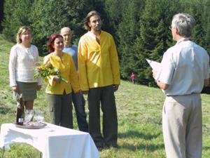 Pavel Kriške a Lenka Milznerová si pro své ’ano’ vybrali nekonvenční místo. Svatbě na louce minulý pátek přálo i počasí.<br/>     
FOTO: DAVID MACHÁČEK
