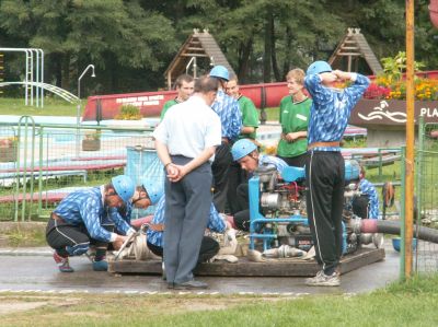 Družstvo hasičů z Mniší věnuje přípravě před startem velkou pozornost, neboť při závodu jde o sekundy. Tento tým tradičně odváží ze soutěží nejcennější trofeje.<br/>                         
FOTO: DANA HOĎÁKOVÁ