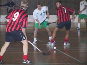 Domácí Vikings (v pruhovaných dresech) si o minulém víkendu vítězstvím na domácí palubovce zajistili další setrvání ve florbalovém Českém poháru.<br/>
FOTO: DAVID MACHÁČEK
