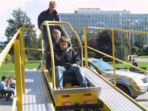 Simulátor nárazu ve třicetikilometrové rychlosti si mohli Kopřivničané vyzkoušet v rámci Týdne mobility.<br/>                                 
FOTO: DAVID MACHÁČEK
