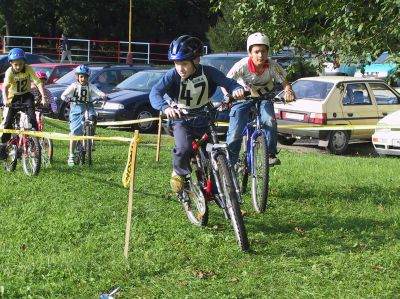 Okruh před kulturním domem byl i letos dějištěm dětských cyklohrátek pořádaných jako součást Dnů zdraví.<br/>                                                                                                         
FOTO: DAVID MACHÁČEK
