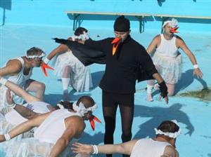 Direkt si na koupališti v pražském údolí Divoká Šárka ’vystřihl’ své Labutí jezero na dně vypuštěného bazénu.<br/>                                                                                                        
FOTO: DAVID MACHÁČEK
