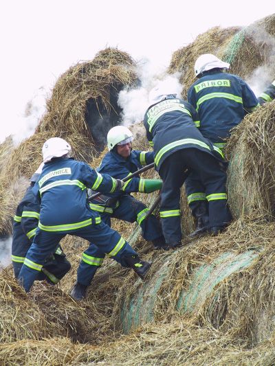 Několik hodin rozebírali a postupně hasili profesionální i dobrovolní hasiči stoh slámy, který ve Vlčovicích zapálily hrající si děti.<br/>                                                                       
FOTO: DAVID MACHÁČEK