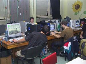 Desítky počítačů a nadšených hráčů natěsnaných v poschodí domu dětí, taková byla premiérová LANparty s názvem Koprovka.<br/>                                                                       
FOTO: DAVID MACHÁČEK