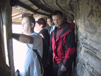 Ministr pro místní rozvoj Radko Martínek se prodírá mezi turisty ochozem štramberské Trúby.<br/>                               FOTO: DAVID MACHÁČEK