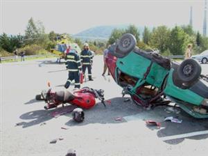 Dva dny po sobě zasahovali v Kopřivnici letečtí záchranáři, v úterý u výbuchu v zámečnické dílně a ve středu odvážela helikoptéra zraněného řidiče havarovaného favoritu.<br/>     
FOTO: DAVID MACHÁČEK
