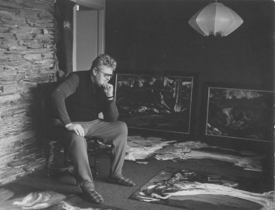 Josef Treuchel ve svém ateliéru přemýšlí nad svými díly. Právě dnes by se krajinář, spjatý se zdejším krajem, dožil osmdesáti let.<br/>                                                                                               
FOTO: ARCHIV
