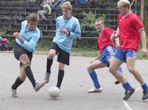 Hráči Lokomotivy Gangsters (u míče) dobývají bránu Viagry Štramberk ve finálovém utkání ligového poháru KMK.<br/>                                 FOTO: DAVID MACHÁČEK
