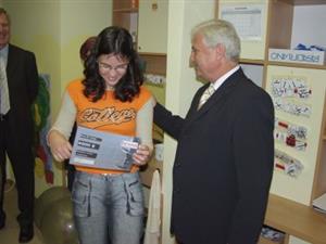 Symbolický šek na čtyři tisíce euro předal minulý týden dětem v Dětském  centru jednatel společnosti Brose Petr Herman.<br/>      
FOTO: DAVID MACHÁČEK
