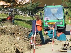 Nové svody vody, které mají zabránit podmáčení zprivatizovaných domů na takzvaných ’Hradčanech’, v těchto dnech realizuje Slumeko.<br/>                                            
FOTO: DAVID MACHÁČEK
