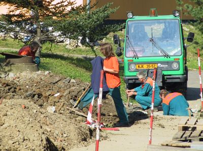 Nové svody vody, které mají zabránit podmáčení zprivatizovaných domů na takzvaných ’Hradčanech’, v těchto dnech realizuje Slumeko.<br/>                                            
FOTO: DAVID MACHÁČEK
