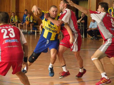 Kopřivnický hráč Igenyes se probíjí obranou Jičína. Domácí zaslouženě zvítězili, a získali tak první body v extralize.<br/>                                                                                         
FOTO: DAVID MACHÁČEK
