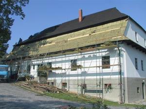 Oprava střechy na muzeu Fojtství byla nutná dříve, než se čekalo. Původní šindele byly z nekvalitního dřeva a byly již prohnilé.<br/>                                                                           
FOTO: DAVID MACHÁČEK
