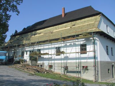 Oprava střechy na muzeu Fojtství byla nutná dříve, než se čekalo. Původní šindele byly z nekvalitního dřeva a byly již prohnilé.<br/>                                                                           
FOTO: DAVID MACHÁČEK
