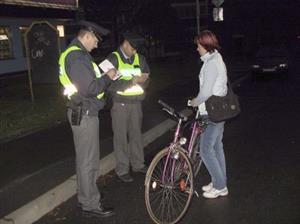 Tentokrát při dopravně-bezpečnostní akci se policisté zaměřili na cyklisty. Těm ve vybavení kol většinou chyběly odrazky, či předepsané světlo.<br/>                                                          
FOTO: DANA HOĎÁKOVÁ
