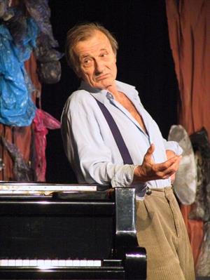 Radoslav Brzobohatý u klavíru a jeho syn Ondřej za klaviaturou. To byla dvojice, která lákala diváky do kulturního domu přesně před týdnem.<br/>
FOTO: DAVID MACHÁČEK
