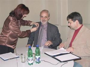 Renata Molková, moderátorka kabelové televize, upevňuje na sako místostarosty Zdeňka Krajčíra nezbytný mikrofon před začátkem televizní diskuze o teple.<br/>                       
FOTO: DANA HOĎÁKOVÁ
