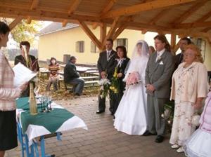 Mlhavé dopoledne a spadané listí přidalo atmosféře svatebního obřadu novomanželů Pelzerových na atraktivnosti a slavnostní náladě.<br/>                                                              
FOTO: ILONA HOFFMANNOVÁ
