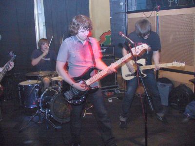 Norská kapela Dominic naplnila klub Nora svou hardcorovou muzikou, předskakovali jim stejně žánrově orientovaní John Ball z Českého Těšína.<br/>                                          
FOTO: DAVID MACHÁČEK
