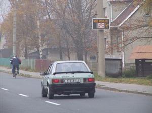 V minulém týdnu nainstalovala městská policie přenosný radar na ulici Záhumenní, kde řidiči jezdí nejrychleji. Některé přinutí zbrzdit rychlost, již vidí na světelném radaru.<br/>    
FOTO: DAVID MACHAČEK
