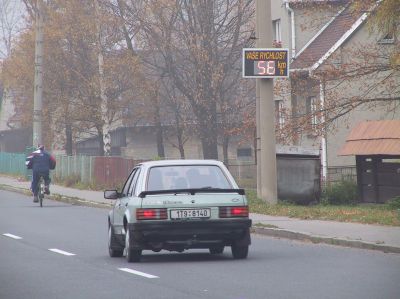 V minulém týdnu nainstalovala městská policie přenosný radar na ulici Záhumenní, kde řidiči jezdí nejrychleji. Některé přinutí zbrzdit rychlost, již vidí na světelném radaru.<br/>    
FOTO: DAVID MACHAČEK
